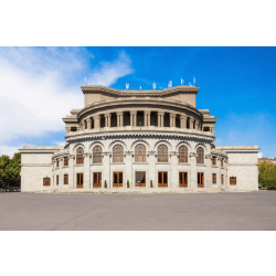 շրջանաձև շինություն, որի բակում Ազատության հրապարակն է