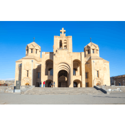 գմբեթավոր շինություն, գագաթի վրա տեղադրված է խաչ