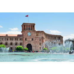 Հանրապետության հրապարակում վարդագույն տուֆից կիսալուսնաձև շինություն, շենքի վրա տեղադրված է մեծ ժամացույց